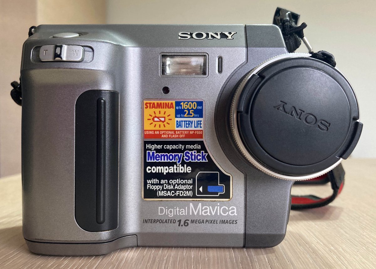 jjelectra's tweet photo. Recuperando un clásico. La primera cámara digital que tuve, que grababa las fotos en discos de 3,5", aunque le compre el adaptador floppy-Memory Stick, que ya era la repanocha en aquellos años.

https://t.co/8o0QWRRUV1 https://t.co/LckfhM0hcH