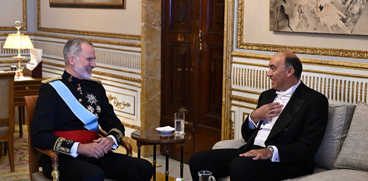 clarincom's tweet photo. INSÓLITA PELEA ENTRE UN EMPLEADO DIPLOMÁTICO Y EL EMBAJADOR ARGENTINO EN MADRID

Un conflicto interno en la embajada argentina en Madrid estalló tras la denuncia pública de un empleado contra el embajador Wenceslao Bunge Saravia. Alejandro Nimo lo acusó en redes sociales de falta de compromiso con el ajuste y cuestionó decisiones internas tras perder su oficina.

En Cancillería aseguran que el embajador pidió removerlo ante el canciller Pablo Quirno, pero la salida fue rechazada. Nimo se sostuvo al señalar su vínculo con el economista español Jesús Huerta de Soto.

Testimonio de Alejandro Nimo en X

“No se trata de que me hayan desplazado del cargo, sino que simplemente, por decisión del embajador Bunge me han quitado el despacho (la oficina) en la que trabajaba y atendía a los empresarios que invierten en Argentina, la que se había convertido en un símbolo y un sitio de convergencia de los admiradores de @JMilei en España”.

“No comprendo la decisión del embajador, ya que no se me dio ninguna explicación razonable al respecto. Es evidente que no soy la víctima aquí, ya que en mi despacho tenía en un lugar central un cuadro con la imagen de nuestro presidente”.

“Javier Milei, así como muchas imágenes y símbolos que hacen a mi recorrido en la batalla cultural por Europa, además de un muñeco de nuestro presidente con la motosierra, esto parece que incomodaba a muchos que ya no deberían estar en la embajada, algunos de ellos pertenecientes a la casta diplomática contra la que me enfrentó a diario”.

“Lo que me preocupa del Embajador Bunge no se trata de una decisión por una oficina (yo puedo hacer el mismo trabajo excelente que vengo haciendo desde cualquier club privado o bar de Madrid), realmente me preocupa su falta de compromiso con el achicamiento del Estado y el cumplimiento de las premisas de responsabilidad fiscal que pregona nuestro Presidente, creo que en eso no está en sintonía y las veces que he tratado de llevarle un plan para reducir notablemente el gasto de la embajada se negó siquiera a recibirme".

(+) en Clarín: https://t.co/91LDe3mxps
Foto: El rey Felipe VI en un encuentro con Wenceslao Bunge Saravia.