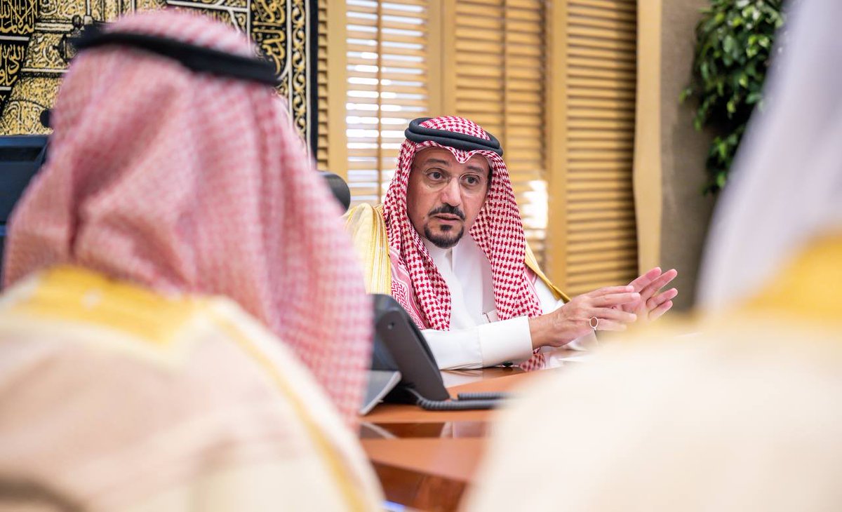 EmarahAlQassim's tweet photo. اطلع سموه على منجزات الكرسي والتي شملت إطلاق منح بحثية في ثلاثة مسارات، وقبول 13 منحة بحثية، إلى جانب توقيع عدد من مذكرات التفاهم، وتنفيذ برامج تدريبية استفاد منها أكثر من 700 مستفيد..

سمو #أمير_منطقة_القصيم يترأس اجتماعًا للاطلاع على برامج كرسي سموه للذكاء الاصطناعي بجامعة القصيم.