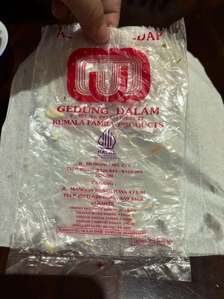 dikasih asinan bogor pake cabek semua enak bangeet mau pinsang pedasnya😋😋😋