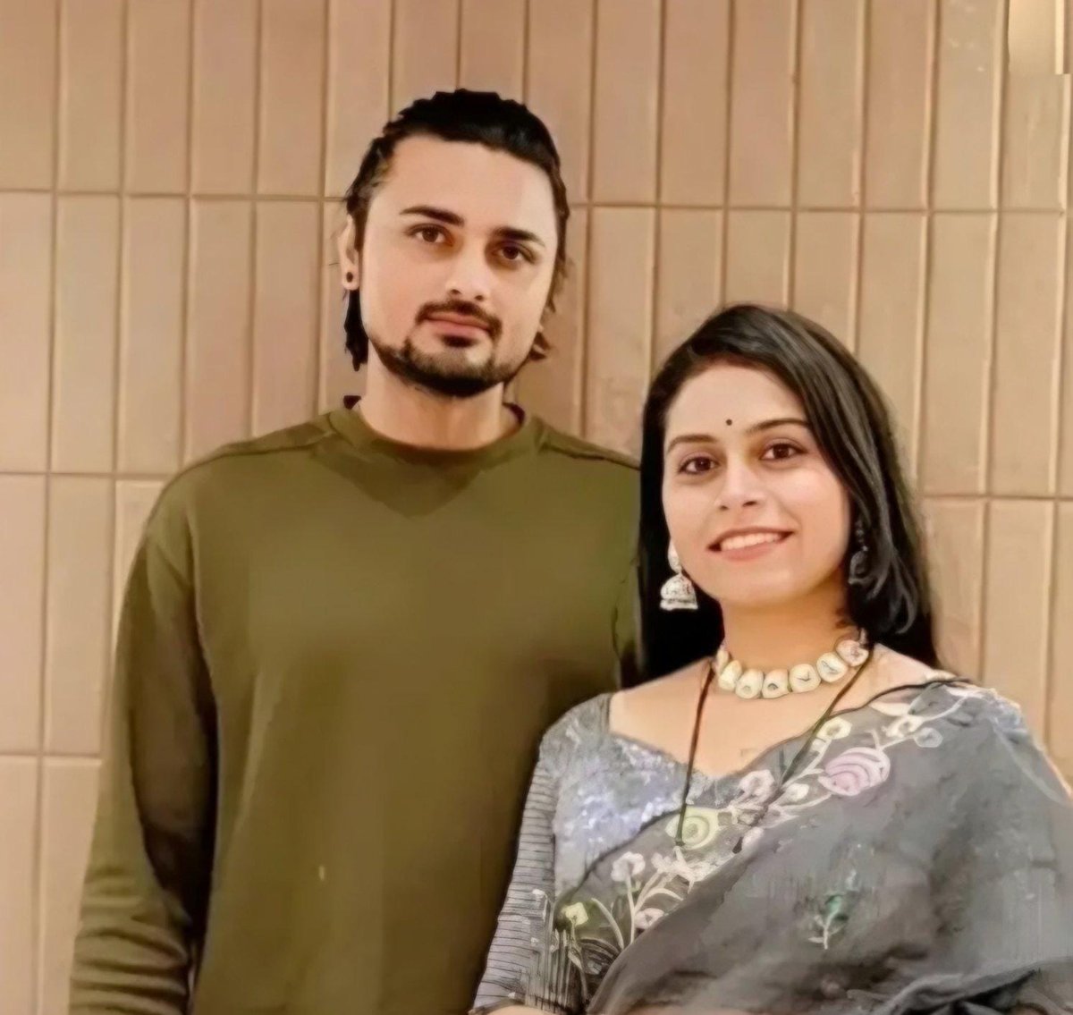 JaikyYadav16's tweet photo. अहमदाबाद की यह घटना आपको झकझोर कर रख देगी।

पति पत्नी ने किसी पास की दुकान से डोसा का बैटर खरीदा और घर जाकर डोसा बनाया, 

खुद खाए और अपने 3 महीने की बेटी को भी खिलाया, दोनों की तबियत थोड़ी बिगड़ी लेकिन बेटी की मौत हो गई।

ऐसा इन दोनों का कहना है।

और इन दोनों ने आरोप लगाया कि डोसा का बैटर खराब और जहरीला था इसलिए ऐसा हुआ।

पुलिस जांच में पता चला कि इन दोनों को बेटी नहीं बल्कि बेटा चाहिए था,

इसलिए इन दोनों ने बेटी को मारने के लिए सल्फास जहर का तगड़ा डोज दे दिया और हल्का डोज खुद ले लिया कि दोनों मरे भी न और किसी को शक भी न हो।