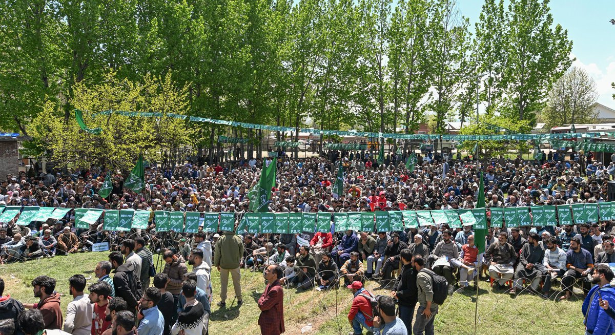KashmirLife's tweet image. Calling #Pulwama the epitome of resilience, #MehboobaMufti thanked the people for their unwavering support and described the district as a land of hope with much to offer despite enduring hardships. See photos