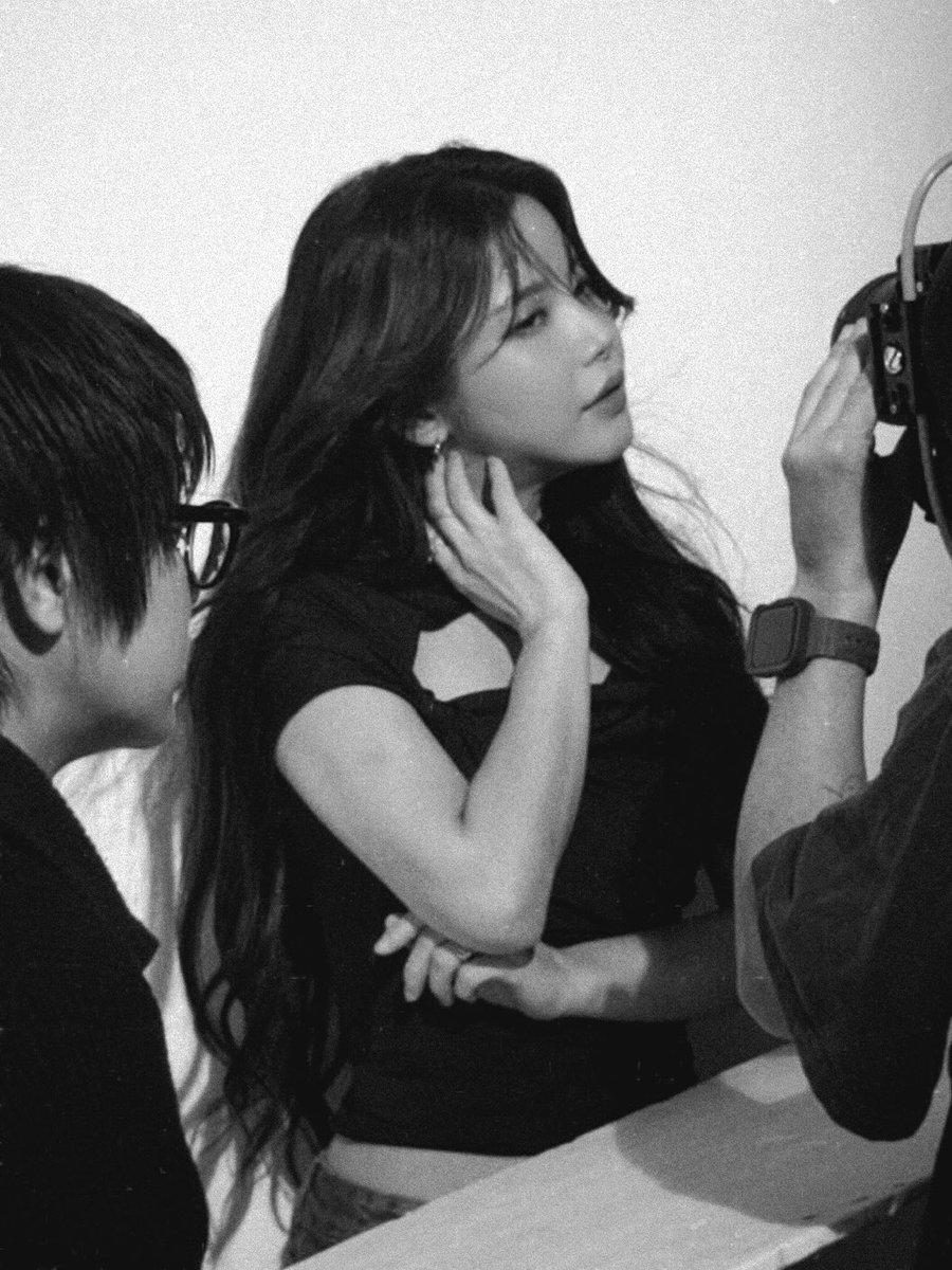 DragonKazoo77's tweet image. 260412 📸 The photographer of Solar's Mirror Media (鏡週刊) Interview shared two pictorial photos without watermarks and two behind-the-scenes photos

quencyyenphoto IG
🔗instagram.com/p/DXBH4IPgJVm/

#Solar #솔라 #頌樂
#總有一顆屬於你的星球 #Your_Own_Star
#MAMAMOO #마마무