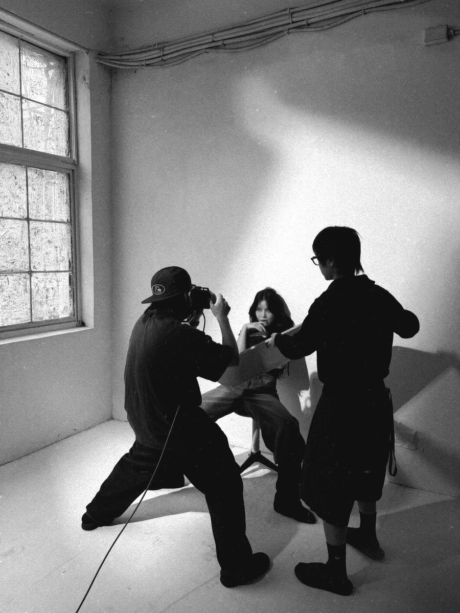 DragonKazoo77's tweet image. 260412 📸 The photographer of Solar's Mirror Media (鏡週刊) Interview shared two pictorial photos without watermarks and two behind-the-scenes photos

quencyyenphoto IG
🔗instagram.com/p/DXBH4IPgJVm/

#Solar #솔라 #頌樂
#總有一顆屬於你的星球 #Your_Own_Star
#MAMAMOO #마마무