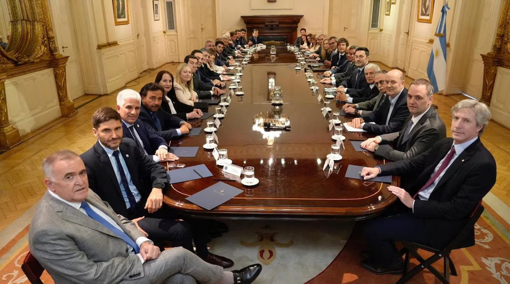BairesParaTodos's tweet photo. En lo que va del gobierno de Milei, las #Transferencias a las #Provincias cayeron el equivalente a USD 17.735 millones
https://t.co/IB2lyFLK3k
#AjusteFiscal #Iaraf https://t.co/SNTZrHXpSd