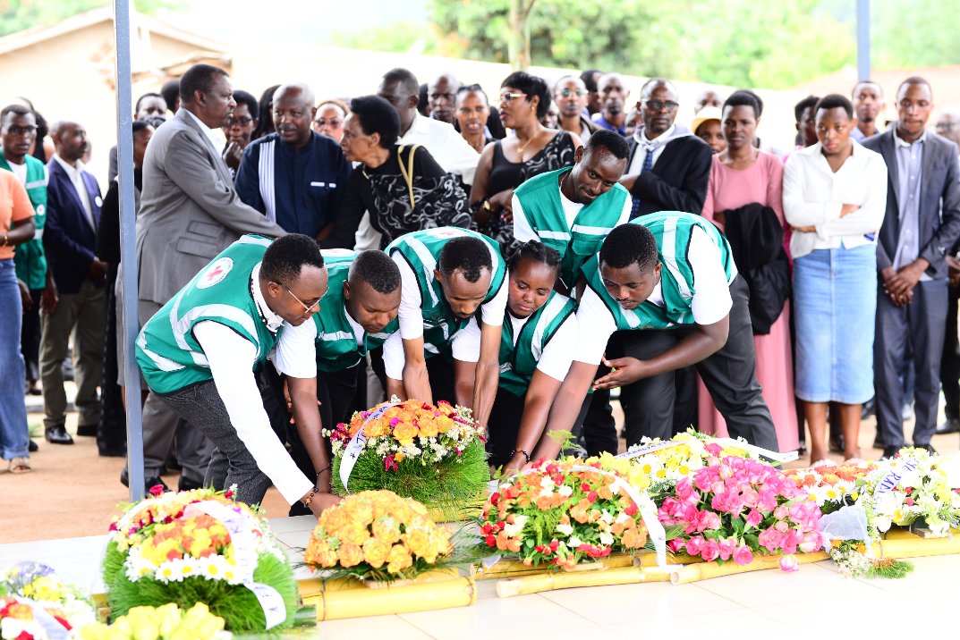 gatsatasector's tweet photo. Mu gusoza umuhango wo kwibuka ku nshuro ya 32 mu Murenge wa Gatsata hashyizwe indabo ku mva ziruhukiyemo imibiri y' abazize Genocide yakorewe Abatutsi 1994 mu Rwibutso rwa Gatsata.
@Gasabo_District 
@_Kwibuka32 https://t.co/vZdHtEbKOJ