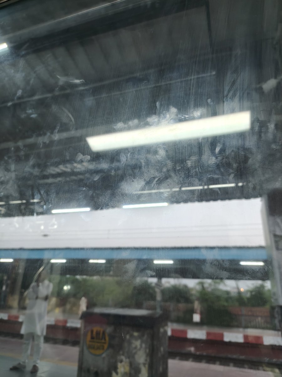 halderrupam2010's tweet photo. @EasternRailway @IRCTCofficial @RailMinIndia @AshwiniVaishnaw 
31835 - KrishnaNagar to Sealdah AC local
- Not cleaned, too much dirty, Flores are not cleaned, windows glasses are very much dirty, Not cleaned properly.
According to High ticket price - service is not upto the mark. https://t.co/OYlok82OG9