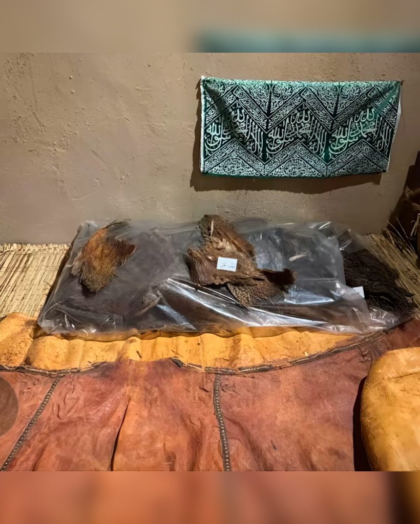 Northern_Media_'s tweet photo. The home of Prophet Muhammad (ﷺ) in Madinah, beside Al-Masjid an-Nabawi, was simple clay walls, palm roof, small rooms.

Despite his status he lived humbly sometimes without a full meal. A reminder that true wealth is faith contentment and simplicity. 🤍

#muhammad #islam #faith https://t.co/acPBVMDE4T