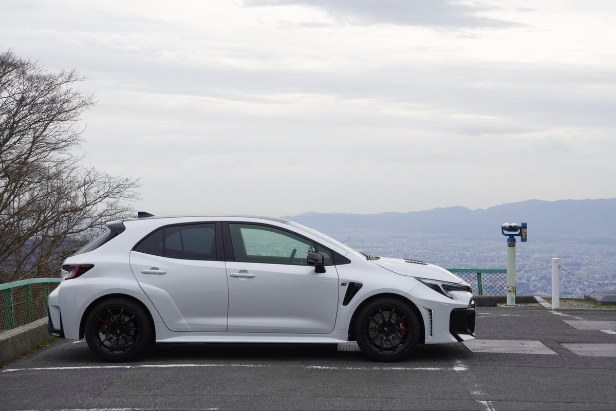 kkgrc1515's tweet image. 琵琶湖までドライブに行って来ました！
桜がまだ綺麗に残ってたので、桜と一緒に撮れて良かった👍🏻

#GRカローラ #GR  #滋賀