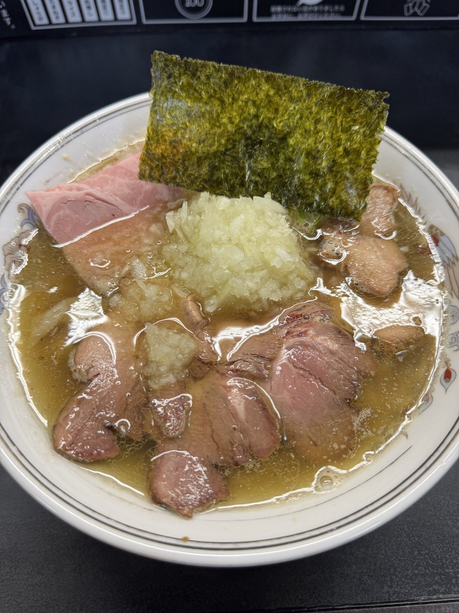 menwith09's tweet photo. flower works
玉ねぎ肉増し
清湯スープに、麺はもち姫ベースの平打ちの極厚麺!釜焼きチャーシューはシンプルな味付けで、レアチャーは大判の半分のが1枚、色が綺麗!隠し球で、豚の角煮が一個、これは嬉しい笑
#flowerworks
#ラーメン https://t.co/cvphUSLWiE