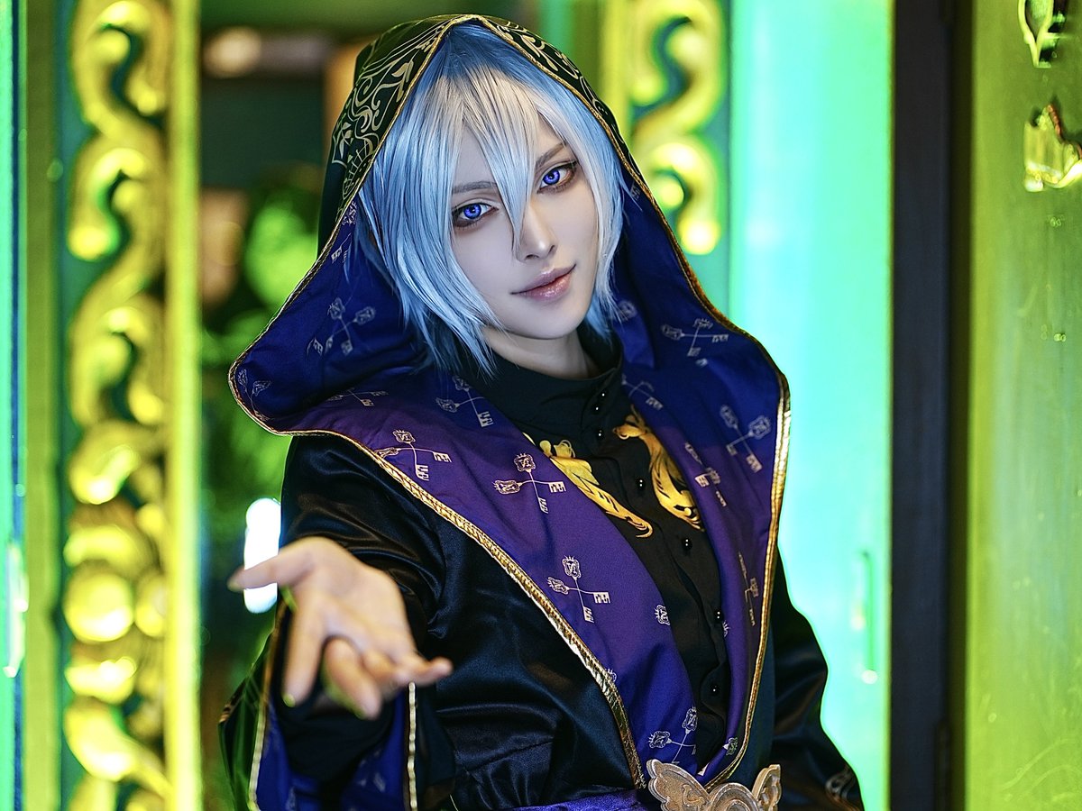 ＊Cosplay    
twst /⚔️

【キャラ選択】
　
闇の鏡に導かれし者よ
汝の心の望むまま、鏡に映る者の手を取るがよい─────

──手をとる

📸:猫蟹丸さん
#CatCrabPhoto