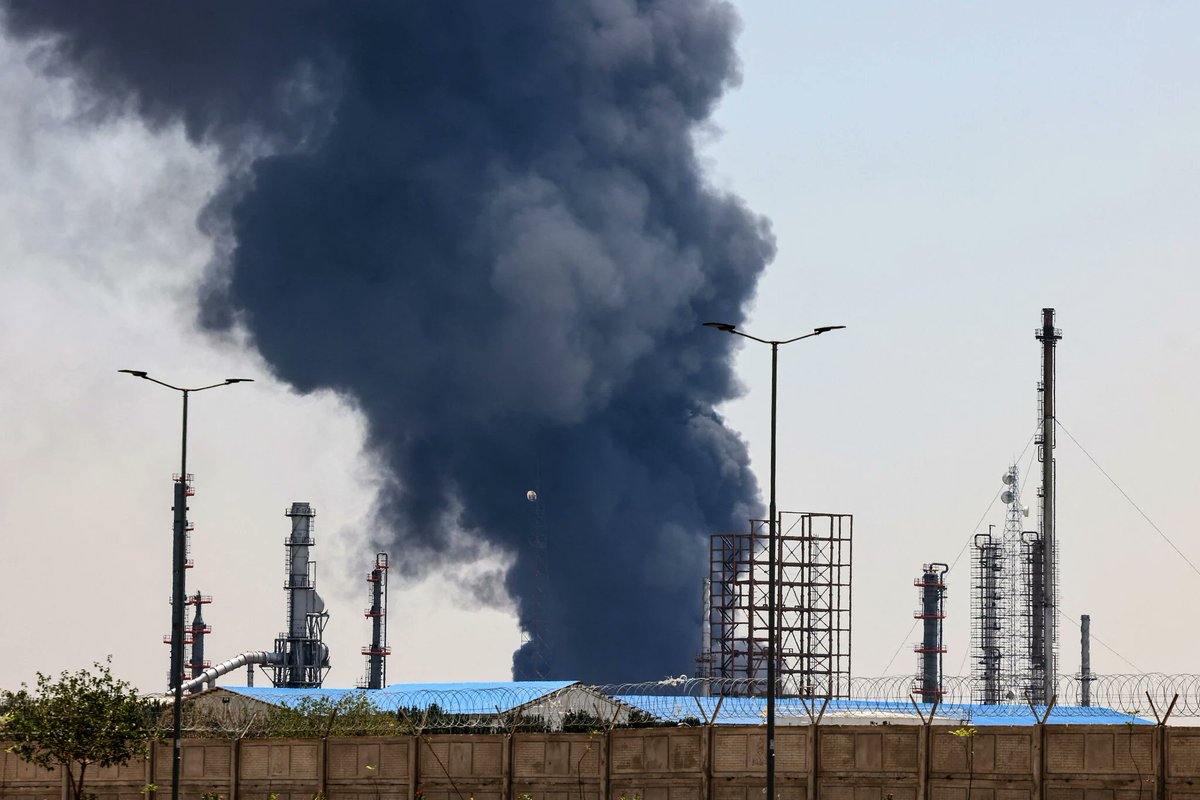 MarioNawfal's tweet image. 🇮🇷 Iran says it wants to get most of its oil refining back up and running in just 2 months.

Deputy Oil Minister Mohammad Sadegh Azimifar told local media they’re aiming for 70-80% of pre-war capacity for refineries, pipelines, storage depots, and even aircraft fueling.

A bunch