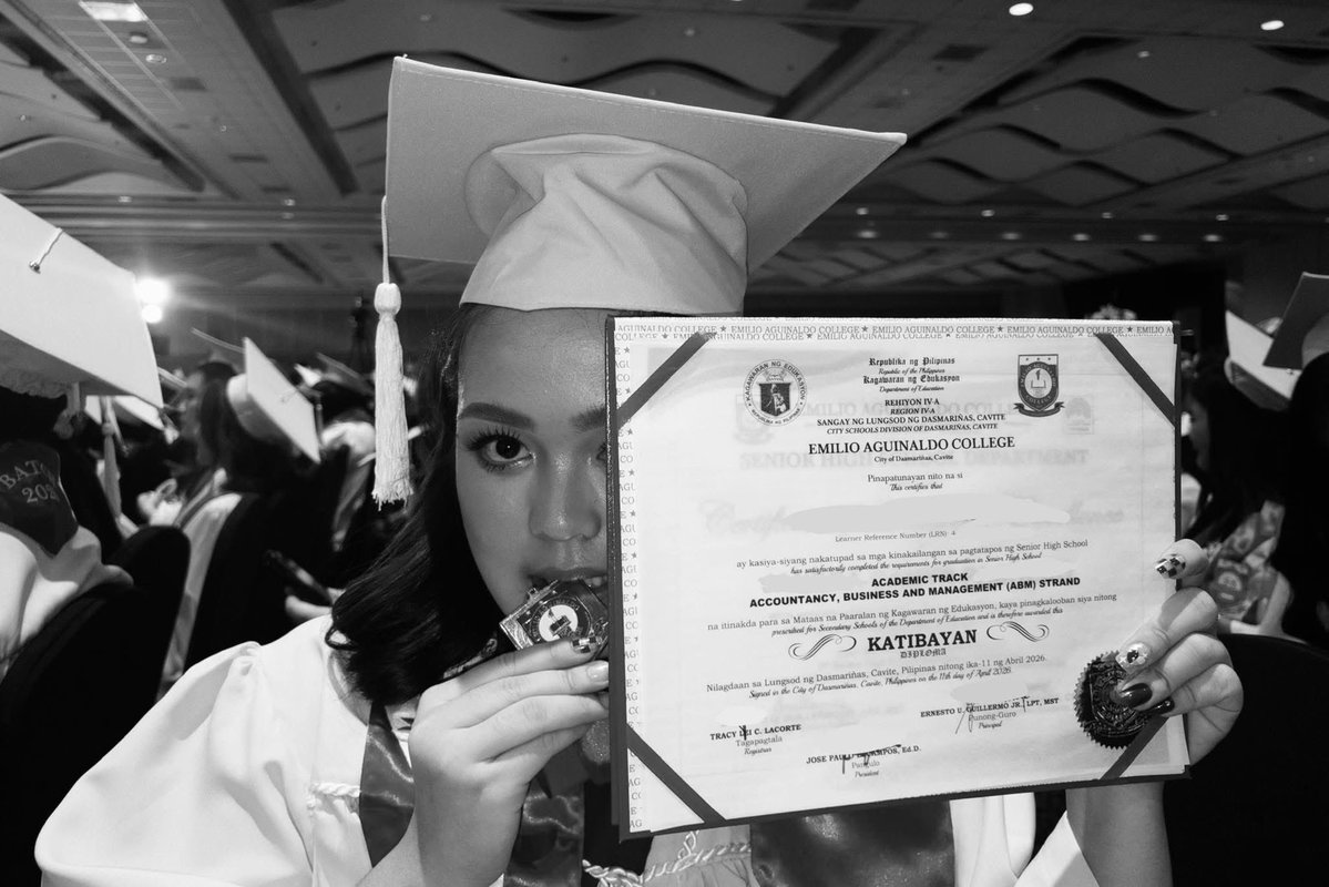 I GRADUATED WITH HONORS! 🎓
Thank you for your kind words that made me kept going, diva <a href="/ohmkrit/">ohmkrit</a>