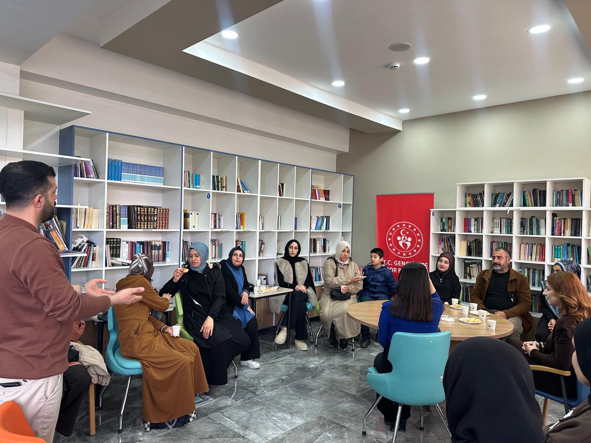 GSB_GurpinarGM's tweet photo. Kuşaklar arası köprüler kuruyor, gönül bağlarımızı güçlendiriyoruz! ✨
Merkezimizde düzenlediğimiz "Gençler Aileleri ile Bir Arada" programımızda, gençlerimizin enerjisini ailelerimizin tecrübesiyle buluşturduk. 
Gürpınar’da aile sıcaklığında bir hafta sonu geçirdik. ❤️ https://t.co/OifXjicQXX