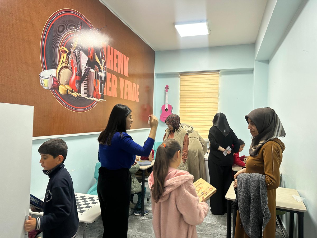 GSB_GurpinarGM's tweet photo. Kuşaklar arası köprüler kuruyor, gönül bağlarımızı güçlendiriyoruz! ✨
Merkezimizde düzenlediğimiz "Gençler Aileleri ile Bir Arada" programımızda, gençlerimizin enerjisini ailelerimizin tecrübesiyle buluşturduk. 
Gürpınar’da aile sıcaklığında bir hafta sonu geçirdik. ❤️ https://t.co/OifXjicQXX