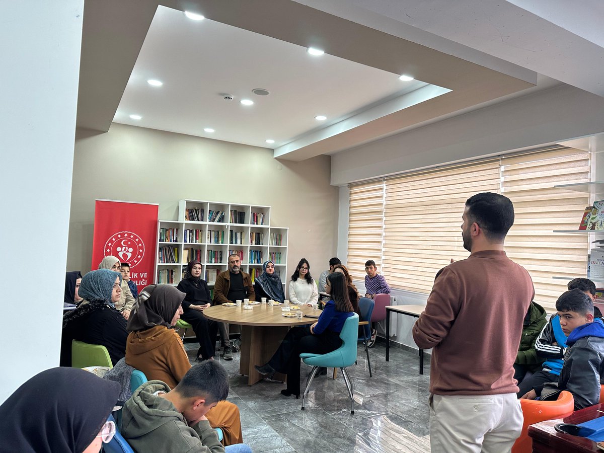 GSB_GurpinarGM's tweet photo. Kuşaklar arası köprüler kuruyor, gönül bağlarımızı güçlendiriyoruz! ✨
Merkezimizde düzenlediğimiz "Gençler Aileleri ile Bir Arada" programımızda, gençlerimizin enerjisini ailelerimizin tecrübesiyle buluşturduk. 
Gürpınar’da aile sıcaklığında bir hafta sonu geçirdik. ❤️ https://t.co/OifXjicQXX