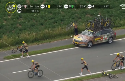 The Alpecin Arenberg bike change drama is the Monument version of this #ParisRoubaix