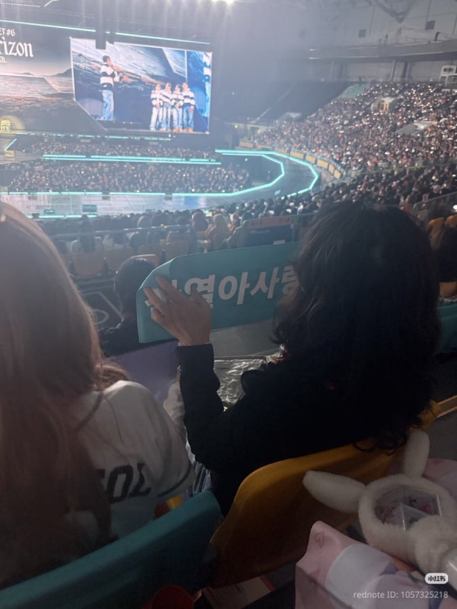 mama park must be holding a "chanyeol-ah i love you ❤️" slogan 🥹 this photo is also the part where chanyeol was in the middle of his ment about to cry! 🥹