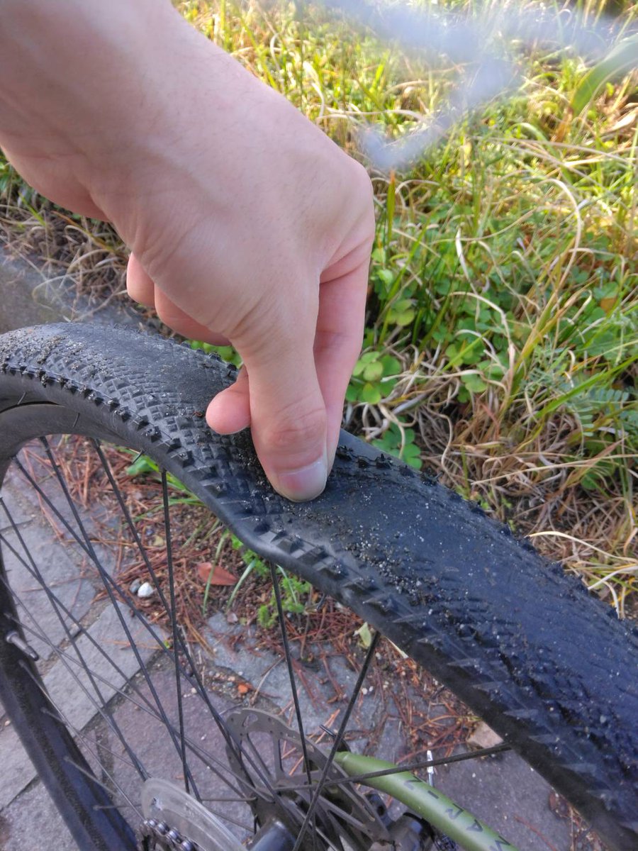 YBB_824's tweet photo. 実はパンクしたので自転車屋の開店時間まで8kmくらい歩くなど。 https://t.co/avty6qiFrv