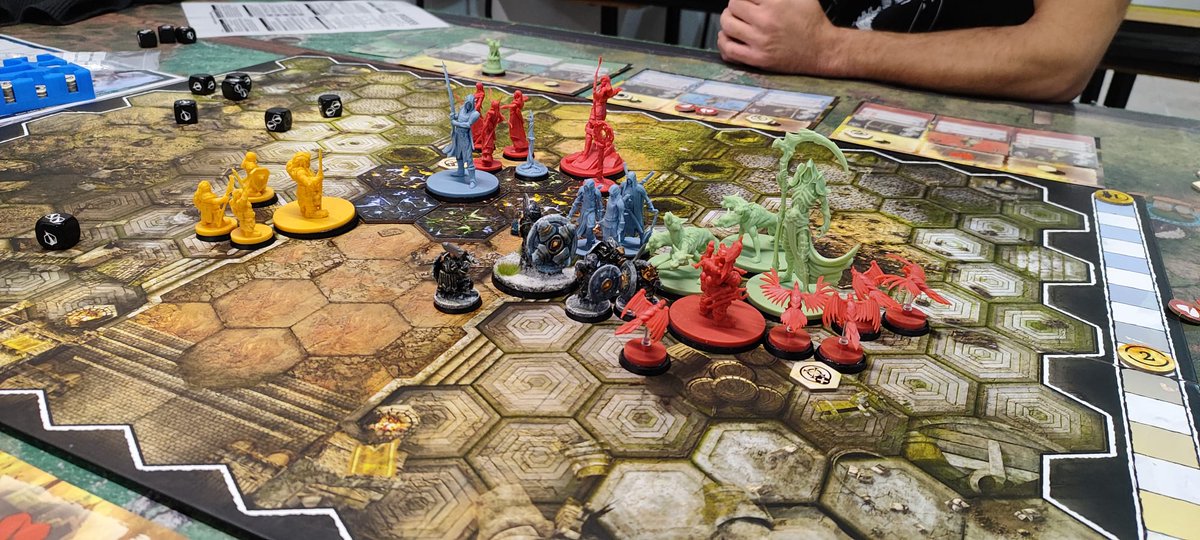 ClubDreadnought's tweet photo. Varios campeones del mundo han sido atraídos por las Godtear hacia un campo de batalla. Cuando llegaron otros ya estaban intentando hacerse con el poder que las lágrimas emanaban, y el combate por el control de este preciado material ha sido feroz y en ocasiones mortal. https://t.co/S7D8b0A11y