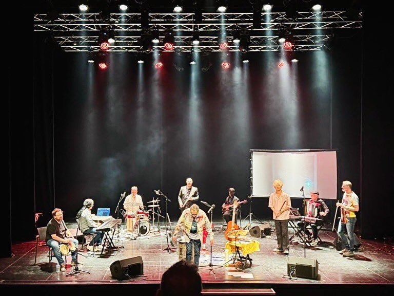 lanbrue's tweet image. Ayer disfrutamos tocando en la presentación del nuevo trabajo de Raúl Alcover “Toda la noche oyeron pasar pájaros” en el Teatro CajaGranada, un nuevo encuentro musical lleno de amigos con los que siempre es un placer compartir escenario.🎵🎻

#concierto #musica #granada