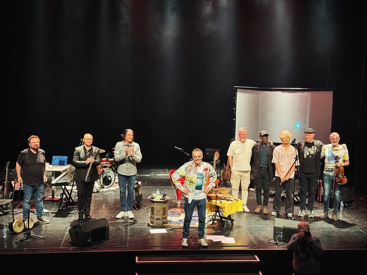 lanbrue's tweet image. Ayer disfrutamos tocando en la presentación del nuevo trabajo de Raúl Alcover “Toda la noche oyeron pasar pájaros” en el Teatro CajaGranada, un nuevo encuentro musical lleno de amigos con los que siempre es un placer compartir escenario.🎵🎻

#concierto #musica #granada