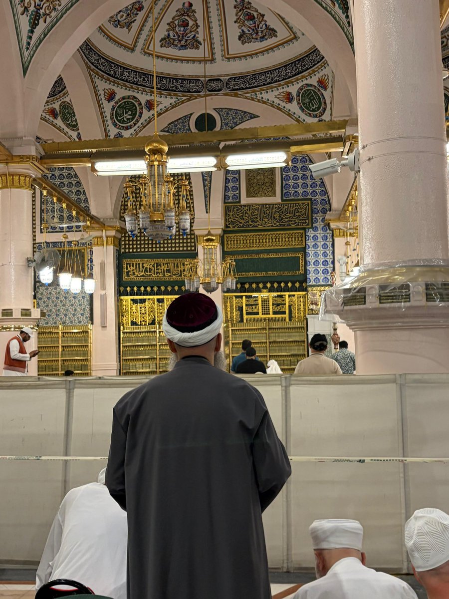Cübbeli Hoca, bu gece Ravza-i Mutahhara’da Utekâ (Âzatlılar) namazını kıldı. 

Utekâ namazı Şevval ayı çıkmadan kılınmalıdır. Şevval ayı bu sene 17 Nisan Cuma günü bitecektir. Bu mübârek namazı ay çıkmadan evvel kılalım. 

Gündüz kılınırsa dört rekâtta bir selâm verilir, gece