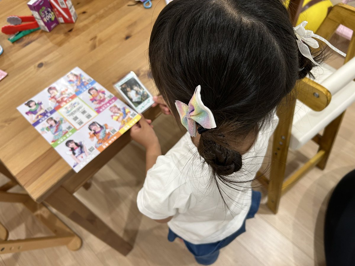 clR13tn's tweet photo. @airi_spv 今日娘がチェキを撮ってもらった者です(^^)買い物中に通りかかって娘が一目惚れしたようで✨
照れて全然話せなかったけどめちゃくちゃ嬉しかったそうで帰ってからも写真見ながら、あいりちゃんっていうんや〜お姉さんかわいい〜と言うてます👌 https://t.co/2cArXQBBRp