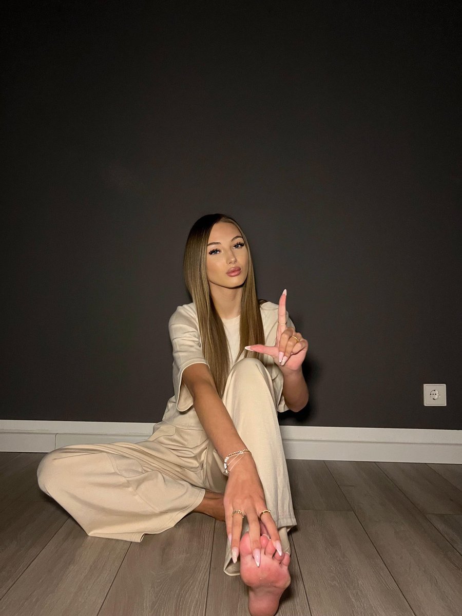 goddessklarka's tweet photo. Jesteście już po wypłatach, dawać kody😈🤑 #findompolska #findom #plfindom #cashslave #paypig #blik https://t.co/fglq4lyU0K