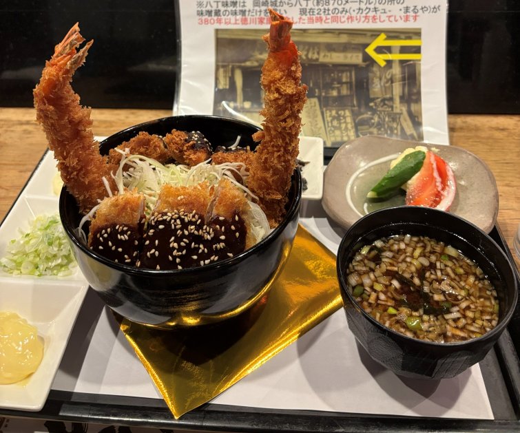 SA_4016's tweet photo. 鶴舞駅近くにある「気晴亭」というお店に行ってみた
「しゃちほこ丼セット」というちょっと見た目が独特な丼とまんざという薄皮焼まんのセットを注文
ヾ(*'ω')ﾉ　大きめのエビフライ2本と2種類の味噌カツがのった丼で美味かった https://t.co/ZYG5TxMgZ3