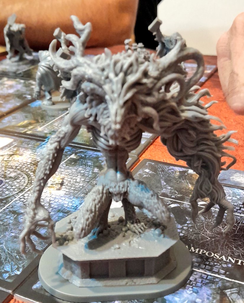 MARIANOSUIZ's tweet photo. Jugamos 2 capítulos al Bloodborne, muy entretenido, muchas piñas, minis,  misiones y diversión. Cerramos con Symbiose, juego de 36 cartas, rápido, ágil y que te hace pensar.  Gran tarde.  @pablo_cazorla #juegosdemesa #boardgames #bggplay https://t.co/9ZxA64tpMk