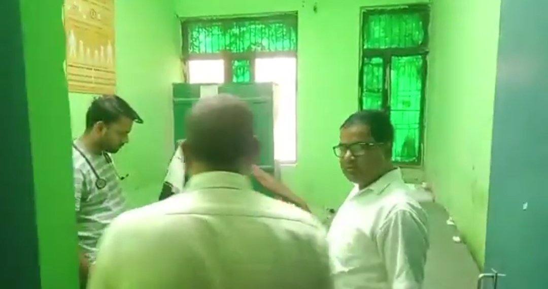 #Amethi
भाले सुल्तान क्षेत्र में दर्दनाक हादसा

कादूनाला पुल से नीचे गिरने से बाइक सवार की मौत हो गई

मृतक की पहचान रईस पुत्र जमशेद निवासी नजरगंज, बहुआ तिलोई (अमेठी) के रूप में हुई है
<a href="/amethipolice/">AMETHI POLICE</a> <a href="/Uppolice/">UP POLICE</a>