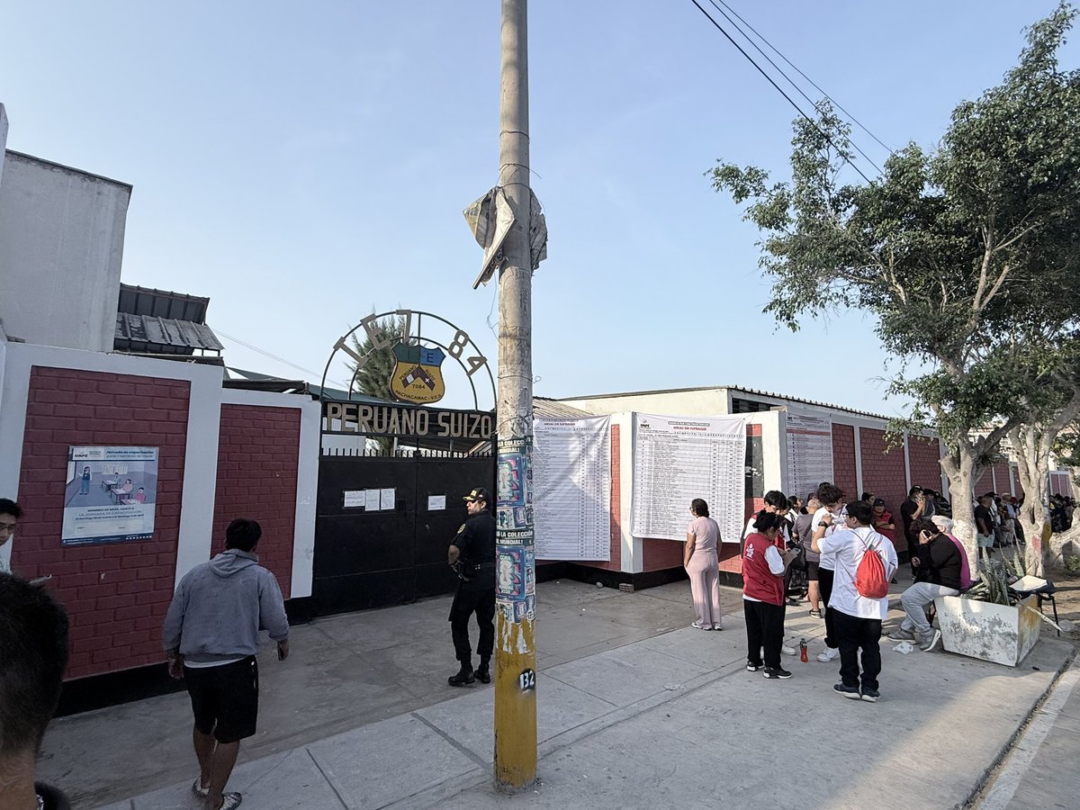 A unos minutos de las 8am, el material electoral de ONPE sigue sin llegar a los colegios de los distritos del sur de Lima Metropolitana. #elecciones2026 #peru #villaelsalvador #lima