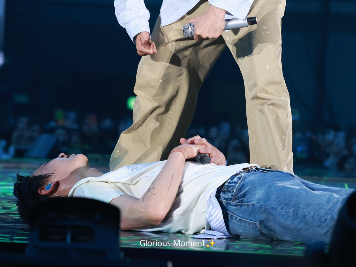 Glorious1127's tweet photo. 260412
EXO PLANET 6 EXhOrizon in SEOUL
찬열이 무대하고 힘들어서 뉴워있는데 종인이가 심폐소생술 해줌 ㅋㅋㅋ https://t.co/SRQrEtcBB4
