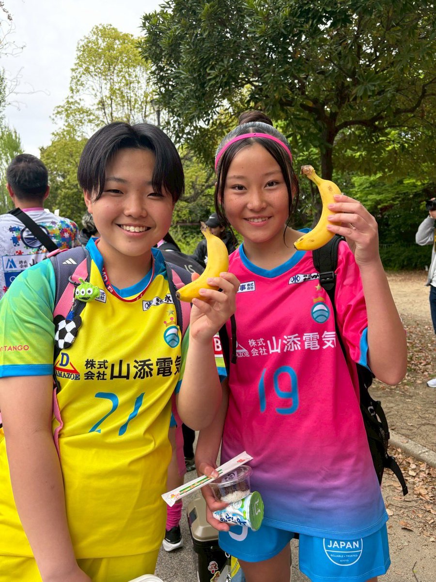 HanamiKawabe's tweet photo. 今年もいととめのぼた餅&amp;ヒラヤミルクのよーふる♡
そして今年から宇野青果店のバナナ🍌

試合前後の栄養補給が豪華すぎる😭🙇‍♂️

#KYOTANGOQUEENS
#ITOTOME
#ヒラヤミルク
#宇野青果店

ありがとうございます！

はなナイスゴール！ https://t.co/KTiqbLQjKd
