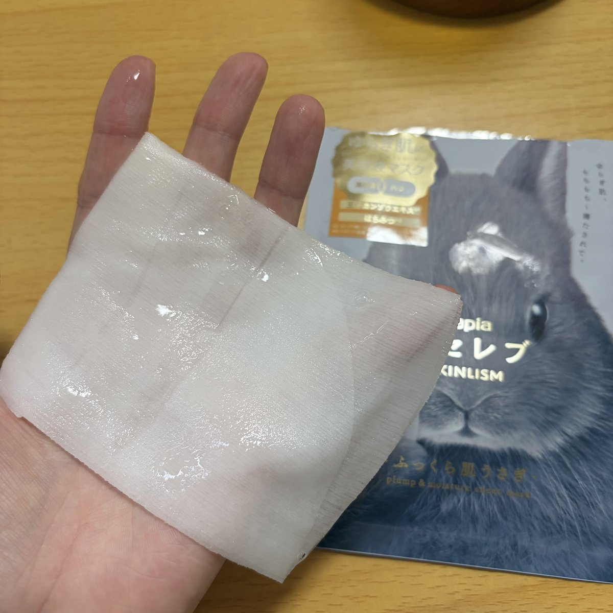 hanakonohanako8's tweet photo. 王子ネピアさまからいただきました。

２つとも使用感は変わらないです。
美容液はヒタヒタで、シートは厚め。
香りはないので使いやすい。

化粧水つけずにそのままシートつけれるのも嬉しい。

#ガチモニター_鼻セレブシートマスク https://t.co/O4LpJNDr93
