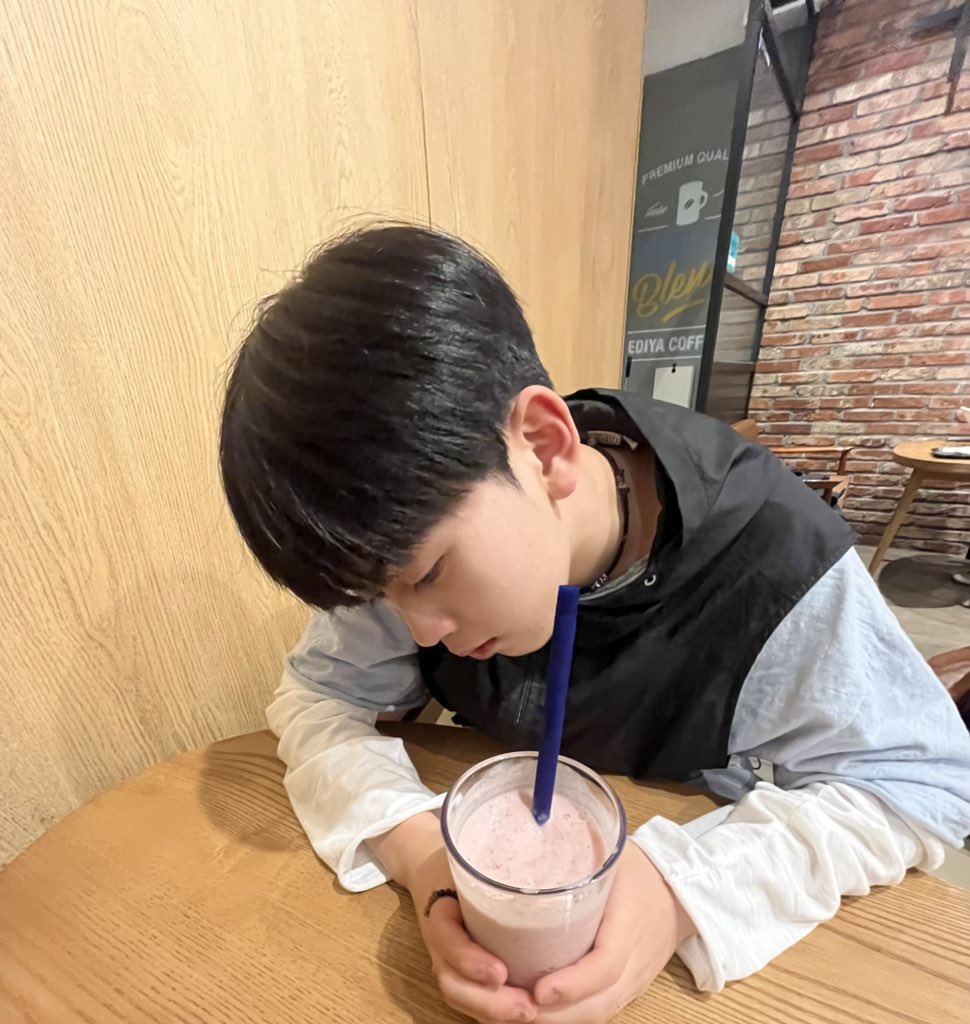 느좃 tweet media