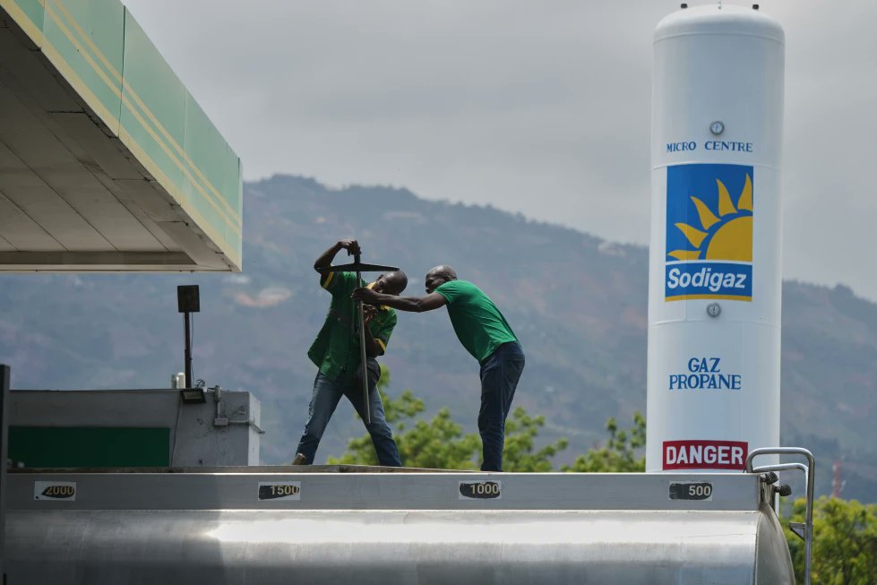 ElDia_do's tweet photo. Haitianos recortan la ya escasa comida y se preguntan cómo sobrevivirán al alza del combustible

Más detalles en: https://t.co/X8qv8PpMQm

#Haitianos #Combustible #Alza #escases #Comida https://t.co/ZH4mpS9suZ