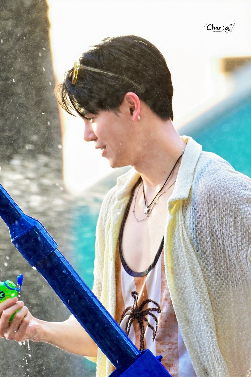 char : a ’ tweet media