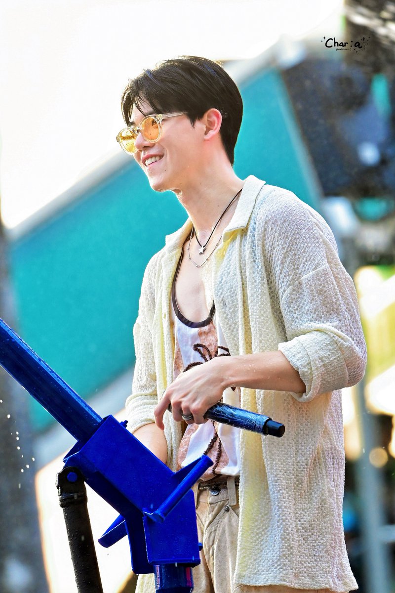 char : a ’ tweet media