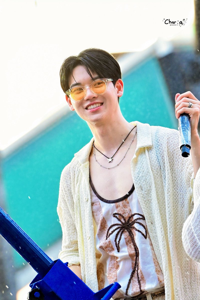 char : a ’ tweet media