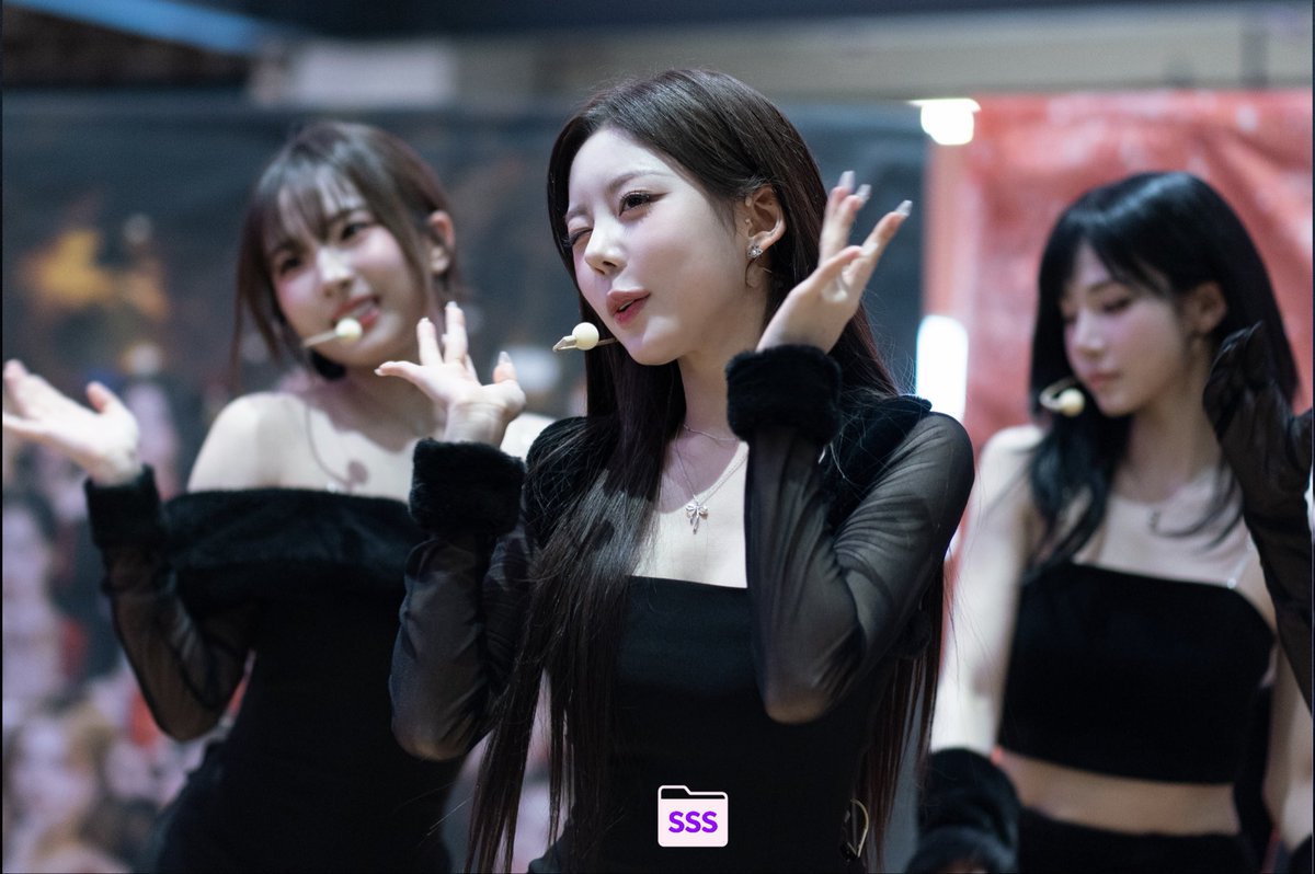 3s_archive's tweet photo. 🐈🥳🎉🎂🎁

251202
Christmas Alone 코엑스 버스킹

#혠니의_스무살을_응원해
#HyeRin_S2_HBD
#혜린 #HyeRin
#트리플에스 #tripleS https://t.co/xQjPYFGjtd