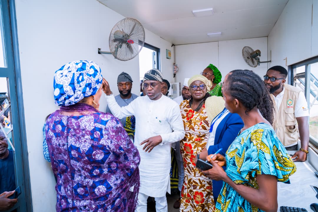 UN_Nigeria's tweet image. At #Makurdi’s Mega IDP camp, DSG engaged with displaced families. They voiced gratitude to @UNICEF_Nigeria &amp;amp; @IOM_Nigeria but stressed their wish to safely return to their ancestral farmland. #IDPs called for stronger support for livelihoods, education &amp;amp; health. #HumanDignity