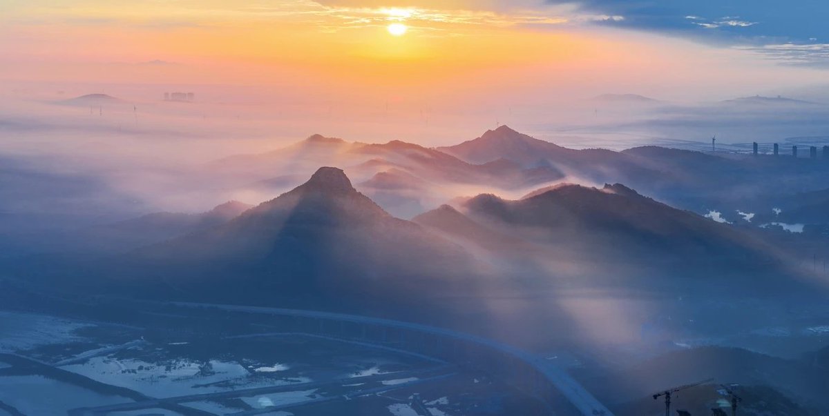 Chinese41370900's tweet photo. The sunrise at Rushan, a magnificent scene where mountains and sea embrace each other.
#我如此热爱乳山 https://t.co/bA4sOOE9jQ