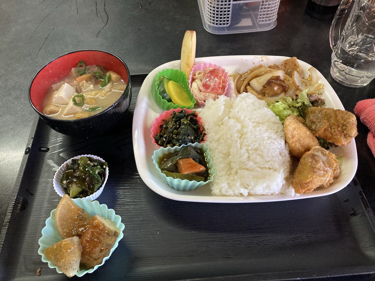 dan_rachi's tweet photo. 今日のお昼は、清水にある昭和のにおいがする居酒屋ぶす！
ボリューム満点の800円 https://t.co/eP0ClBfjli