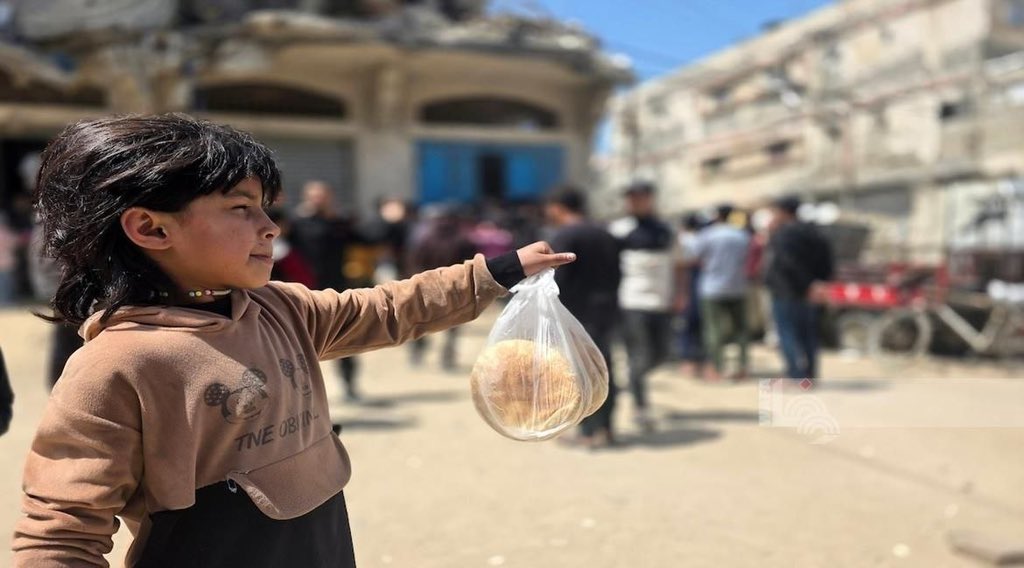 wasalive22's tweet image. The forgotten suffering of #Gaza, where obtaining a loaf of bread for your family is like a battle.