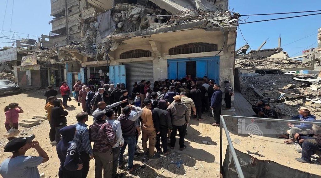 wasalive22's tweet image. The forgotten suffering of #Gaza, where obtaining a loaf of bread for your family is like a battle.