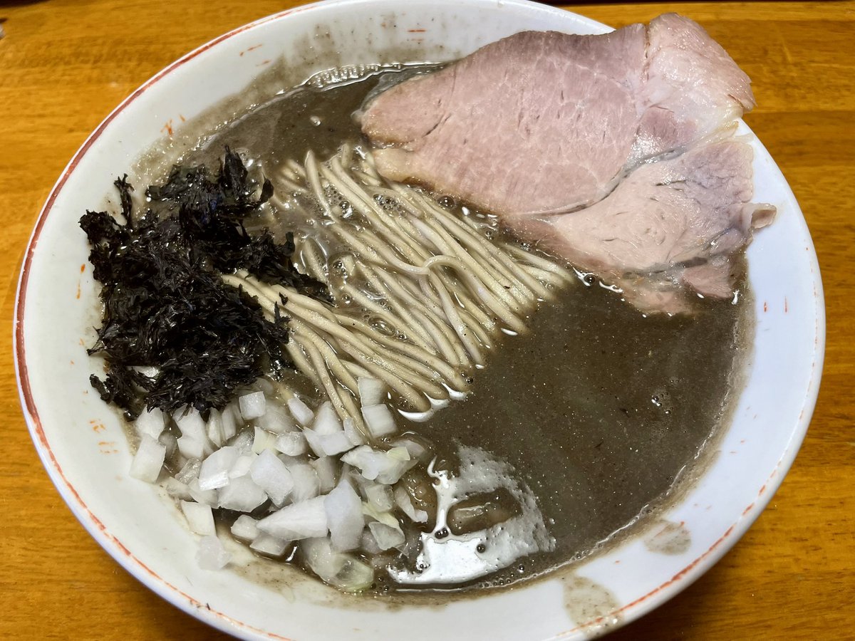 豚骨らーめん れん
でイカ煮干しらーめん食べた。
美味しすぎて替え玉してスープも全部飲み干した😆
#豚骨らーめんれん
