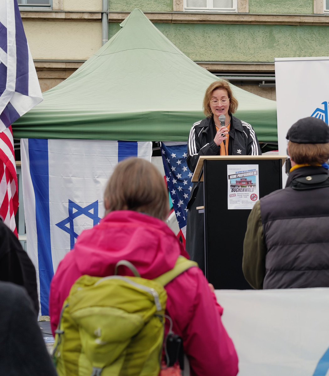 Danke #Weimar, danke <a href="/PreislerKa/">Karoline Preisler</a> , danke <a href="/Volker_Beck/">Volker Beck 🐋 🇺🇦🇮🇱🇪🇺🇩🇪</a> , danke <a href="/michaelhose/">Michael Hose</a> und an die anderen Redner &amp; Teilnehmer. Eine sehr gelungene, sehr emotionale Kundgebung. 
#niewieder 🇮🇱
