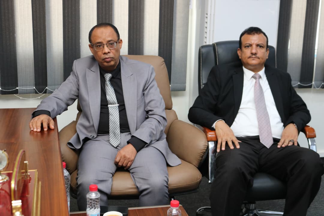 YemenMTEVT's tweet photo. وزير التعليم الفني والتدريب المهني، الدكتور أنور المهري، يناقش مع المدير التنفيذي لمؤسسة العون للتنمية، الدكتور عبداللاه بن عثمان، تعزيز الشراكة لدعم وتطوير برامج وتخصصات التعليم الفني والمهني.

للمزيد👇
https://t.co/UOYJs9O9GR https://t.co/kINNwfFHvF
